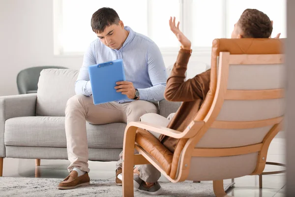 Psikoloğun muayenehanesindeki genç çocuk.