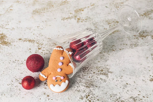 Peperkoek Koekje Met Kerstdecor Glas Witte Achtergrond — Stockfoto