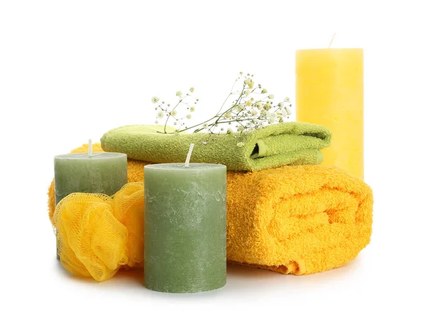Beyaz arka planda banyo malzemeleri olan Aroma mumları