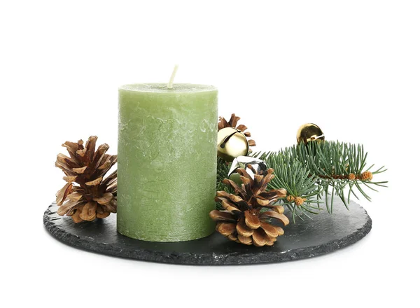 Beyaz arka planda aroma mumu olan güzel bir Noel kompozisyonu