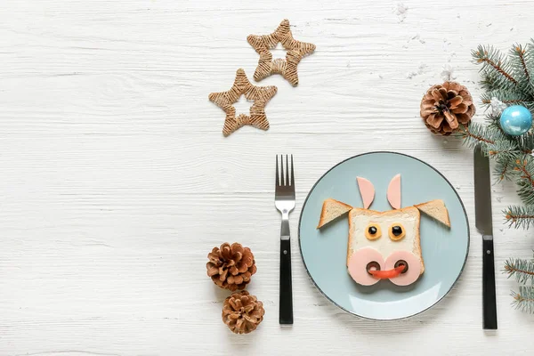 Yemek masasında boğa şeklinde lezzetli bir sandviç.