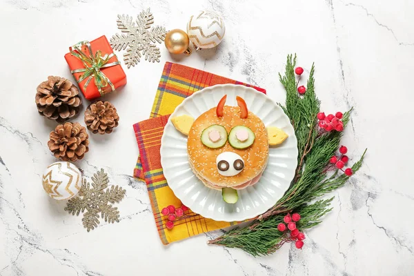 Yemek masasında boğa şeklinde lezzetli bir sandviç.