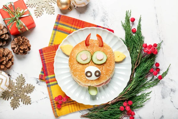 Yemek masasında boğa şeklinde lezzetli bir sandviç.