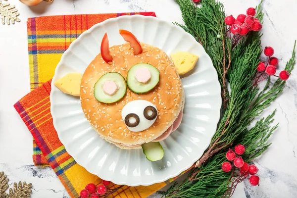 Yemek masasında boğa şeklinde lezzetli bir sandviç.