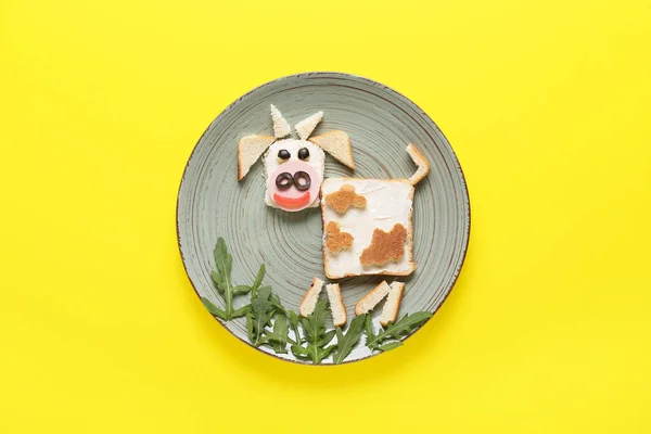 Тарілка Смачним Бутербродом Формі Бика Кольоровому Фоні — стокове фото