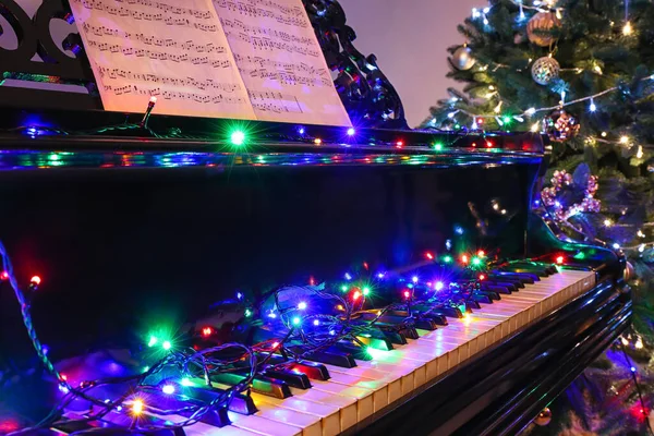 Gran Piano Decorado Para Navidad Habitación — Foto de Stock
