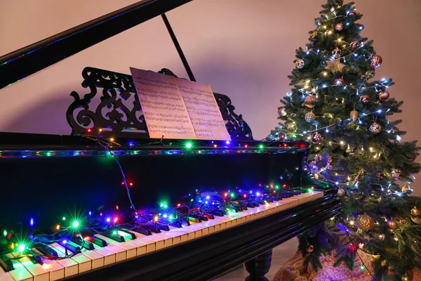 Gran Piano Decorado Para Navidad Habitación —  Fotos de Stock