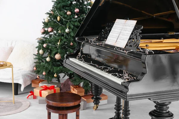 Interior Quarto Com Piano Cauda Decorado Para Natal — Fotografia de Stock