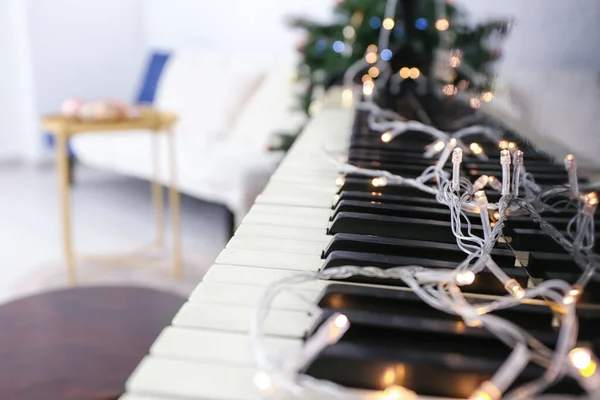 Grand Zongora Díszített Karácsonyra Közelkép — Stock Fotó