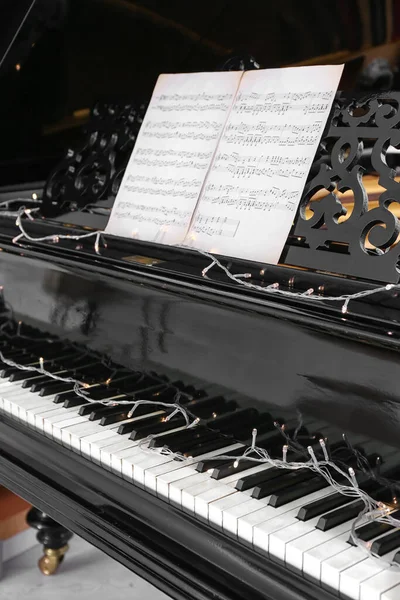 Grand Piano Zdobené Vánoce Pokoji — Stock fotografie