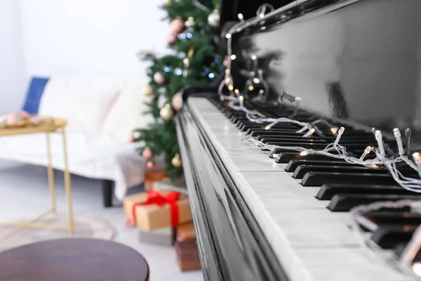 Grand Piano Zdobené Vánoce Pokoji Detailní Záběr — Stock fotografie