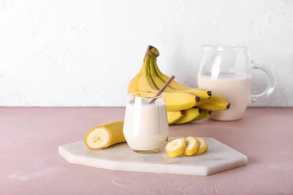 Vaso Sabroso Batido Plátano Mesa —  Fotos de Stock