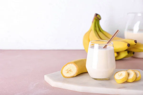 Ein Glas Leckerer Bananen Smoothie Auf Dem Tisch — Stockfoto