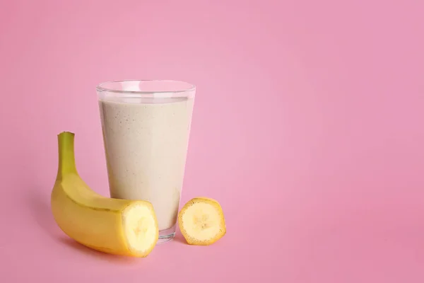 Ποτήρι Μπανανών Νόστιμο Smoothie Για Χρώμα Φόντου — Φωτογραφία Αρχείου