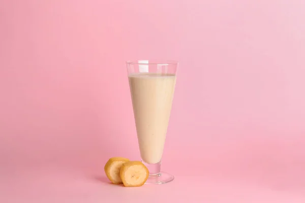 Glas Leckerer Bananen Smoothie Auf Farbigem Hintergrund — Stockfoto