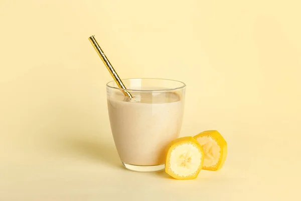 Verre Smoothie Banane Savoureux Sur Fond Couleur — Photo