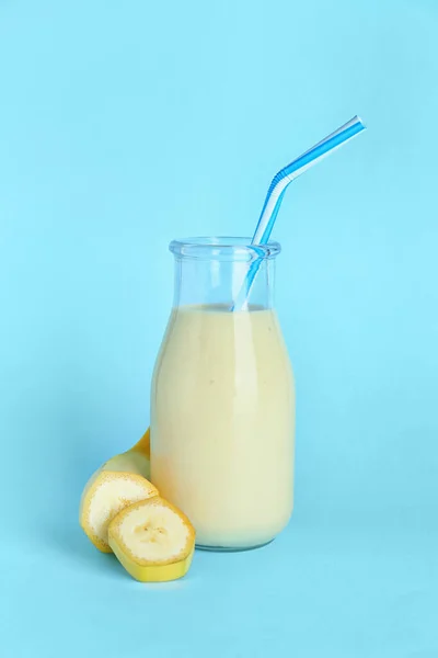 Μπουκάλι Νόστιμο Smoothie Μπανάνα Στο Φόντο Χρώμα — Φωτογραφία Αρχείου