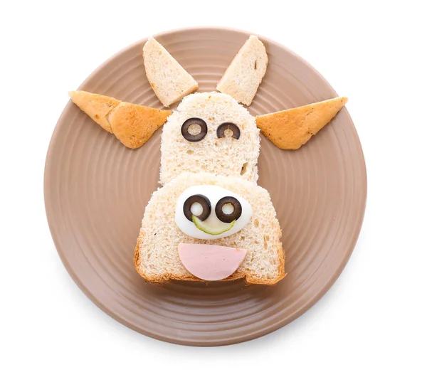 Beyaz arka planda boğa şeklinde lezzetli bir sandviç tabağı.