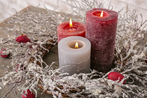 Bellissime Candele Aromatiche Con Decorazioni Natalizie Sul Tavolo — Foto Stock