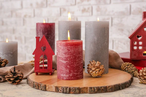 Schöne Duftkerzen Mit Weihnachtsdekor Auf Dem Tisch — Stockfoto