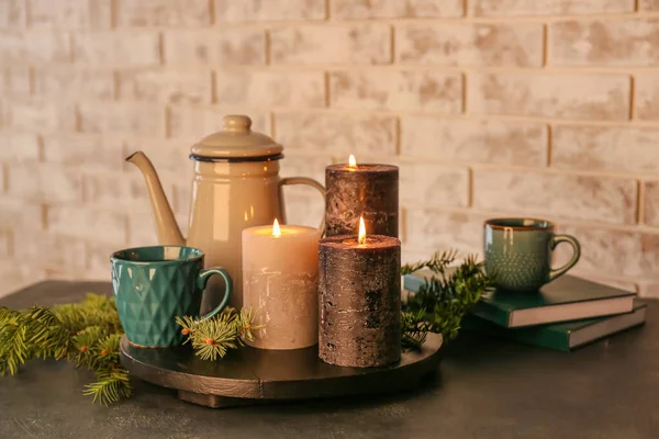 Güzel aroma mumları, çay ve köknar ağacı dalları.