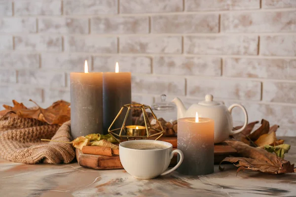 Schöne Duftkerzen Mit Herbstblättern Und Kaffee Auf Dem Tisch — Stockfoto
