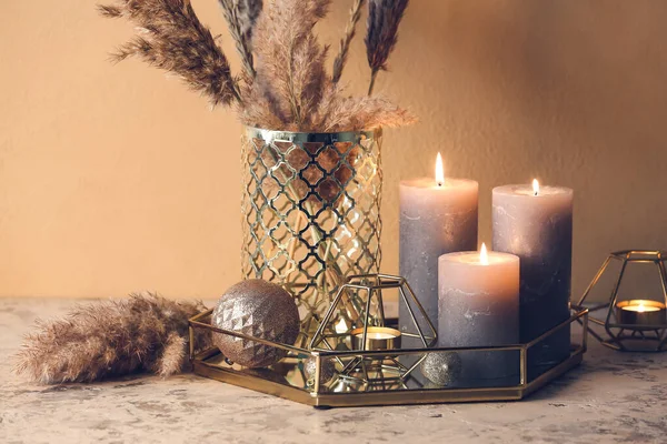 桌上摆放着精美的圣诞装饰芬芳蜡烛 — 图库照片