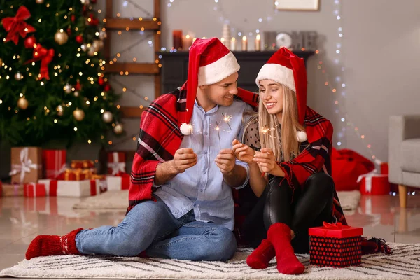 Glückliches Junges Paar Mit Wunderkerzen Feiert Weihnachten Hause — Stockfoto