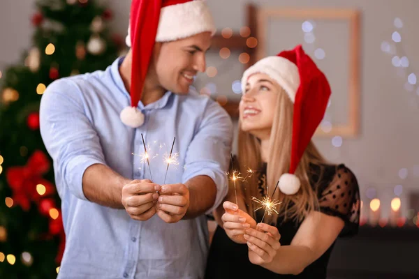 Glada Unga Par Med Tomtebloss Firar Jul Hemma — Stockfoto