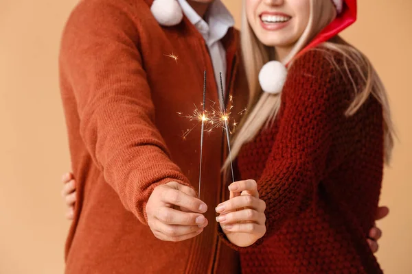 Feliz Pareja Joven Con Chispas Navidad Fondo Color Primer Plano — Foto de Stock