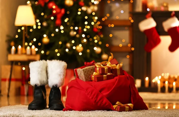 Kerstman Tas Met Kerstcadeaus Laarzen Kamer — Stockfoto