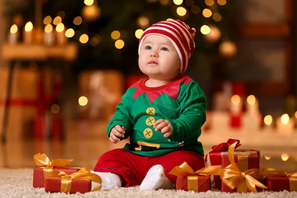 Schattig Klein Baby Elf Kostuum Met Geschenken Thuis Kerstavond — Stockfoto