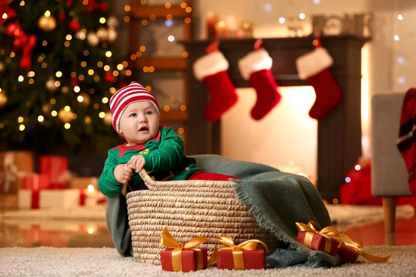 Bebê Bonito Traje Elfo Sentado Cesta Casa Véspera Natal — Fotografia de Stock