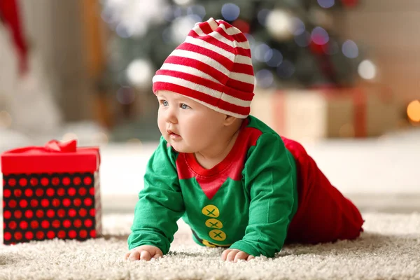 圣诞前夕 家里穿着小精灵服装的可爱小宝宝 — 图库照片