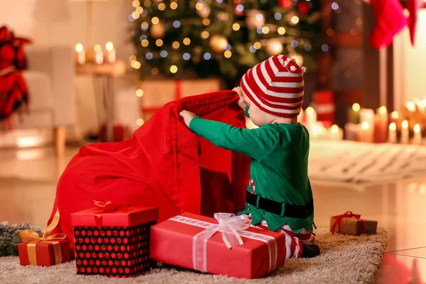 Bebê Bonito Traje Elfo Com Saco Papai Noel Casa Véspera — Fotografia de Stock