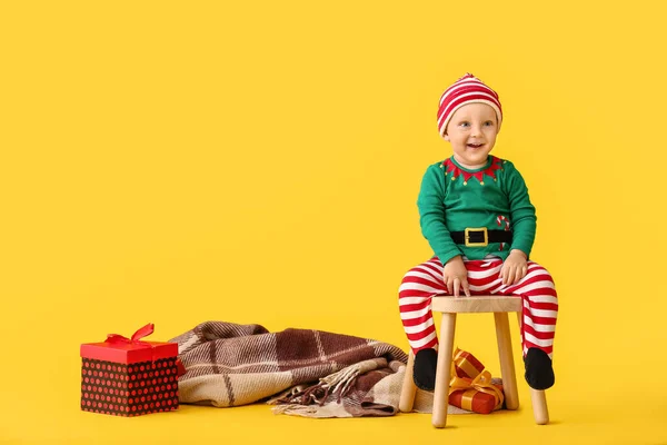 Carino Piccolo Bambino Costume Elfo Con Regali Sullo Sfondo Colori — Foto Stock