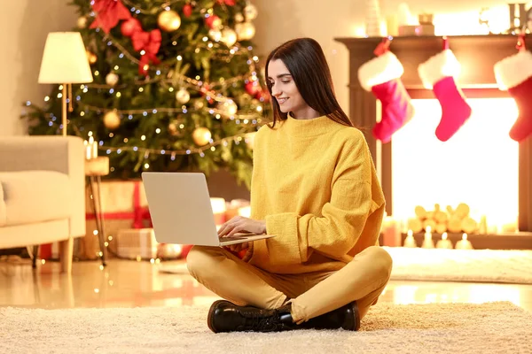 Junge Frau Heiligabend Mit Laptop Hause — Stockfoto