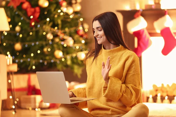 Ung Kvinna Med Bärbar Dator Hemma Julafton — Stockfoto