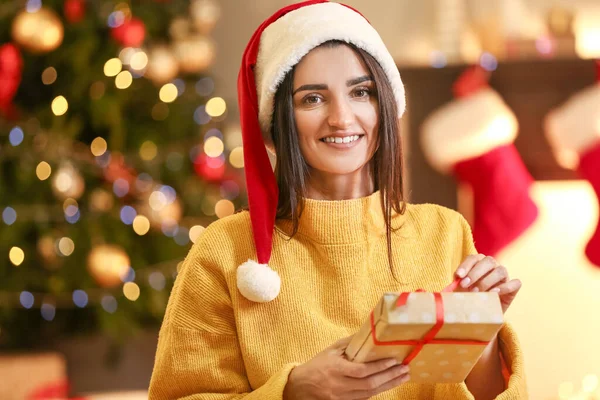 Young Woman Gift Home Christmas Eve — Stock Photo, Image