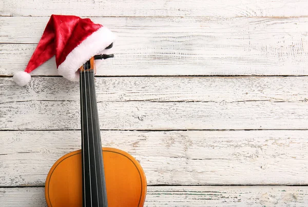 Violín Con Sombrero Santa Claus Sobre Fondo Madera Blanca —  Fotos de Stock