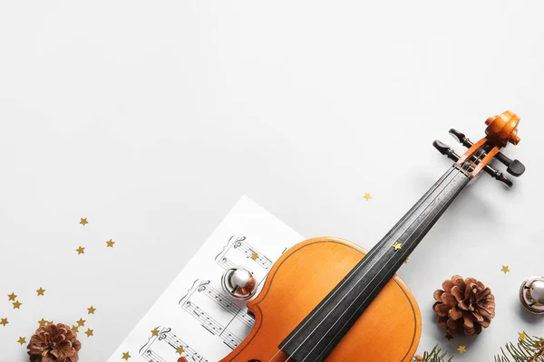 Violino Com Decoração Natal Notas Música Fundo Claro — Fotografia de Stock