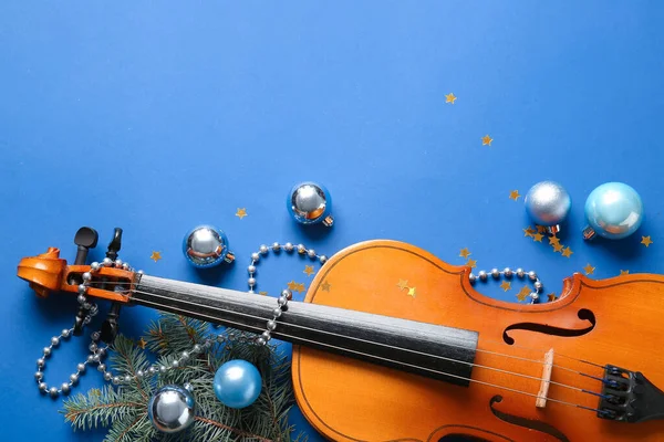 色の背景にクリスマスの装飾とバイオリン — ストック写真