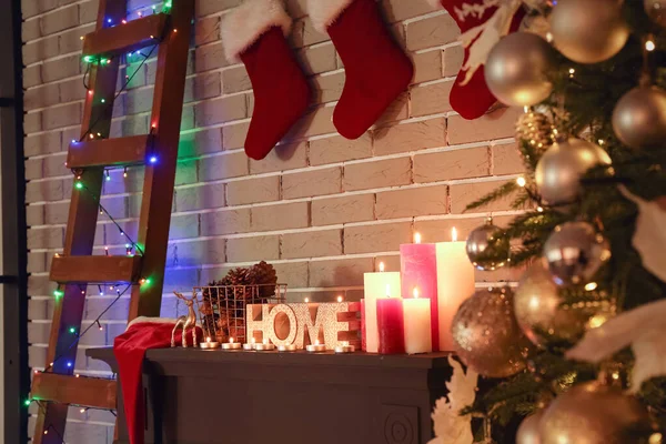 Velas Encendidas Repisa Decoradas Para Navidad —  Fotos de Stock