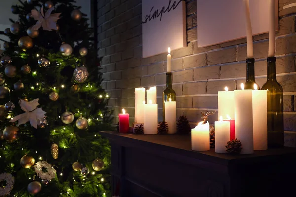 Burning Candles Mantelpiece Decorated Christmas — Stock Photo, Image