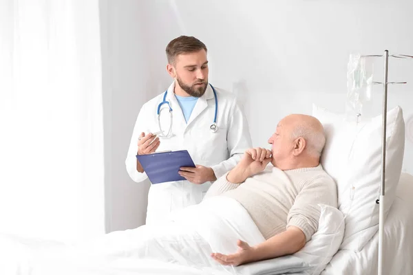 Γιατρός Και Ηλικιωμένος Που Κάνουν Χημειοθεραπεία Στην Κλινική Έννοια Ευαισθητοποίησης — Φωτογραφία Αρχείου