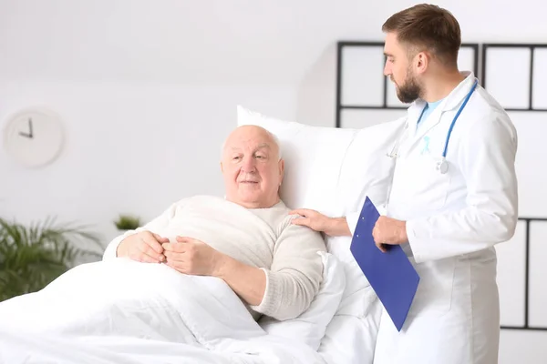 Dokter Senior Man Ondergaan Chemotherapie Kliniek Prostaatkanker Bewustmakingsconcept — Stockfoto