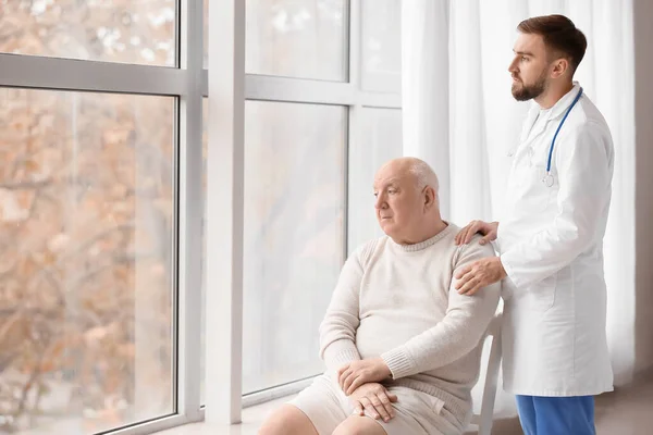 Dottore Uomo Anziano Corso Chemioterapia Clinica Concetto Sensibilizzazione Sul Cancro — Foto Stock