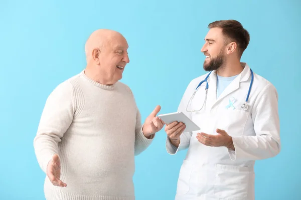 Dokter Met Tablet Computer Senior Man Kleur Achtergrond Prostaatkanker Bewustmakingsconcept — Stockfoto