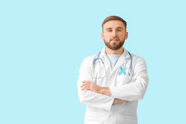 Renkli Arka Planda Mavi Kurdeleli Doktor Prostat Kanseri Farkındalığı — Stok fotoğraf