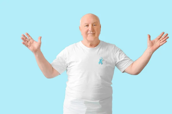 Homem Sênior Com Fita Azul Fundo Cor Conceito Consciência Câncer — Fotografia de Stock